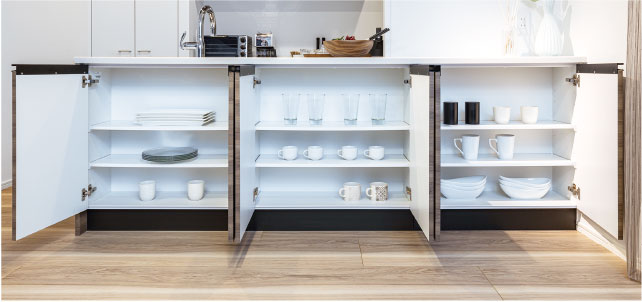 キッチンカウンター下部には多目的収納スペース